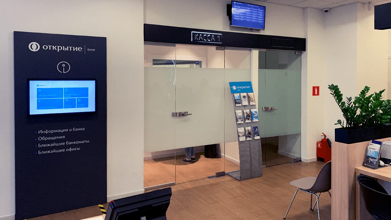 Completely turnkey digital signage solution for Banking - Otkritie bank case.