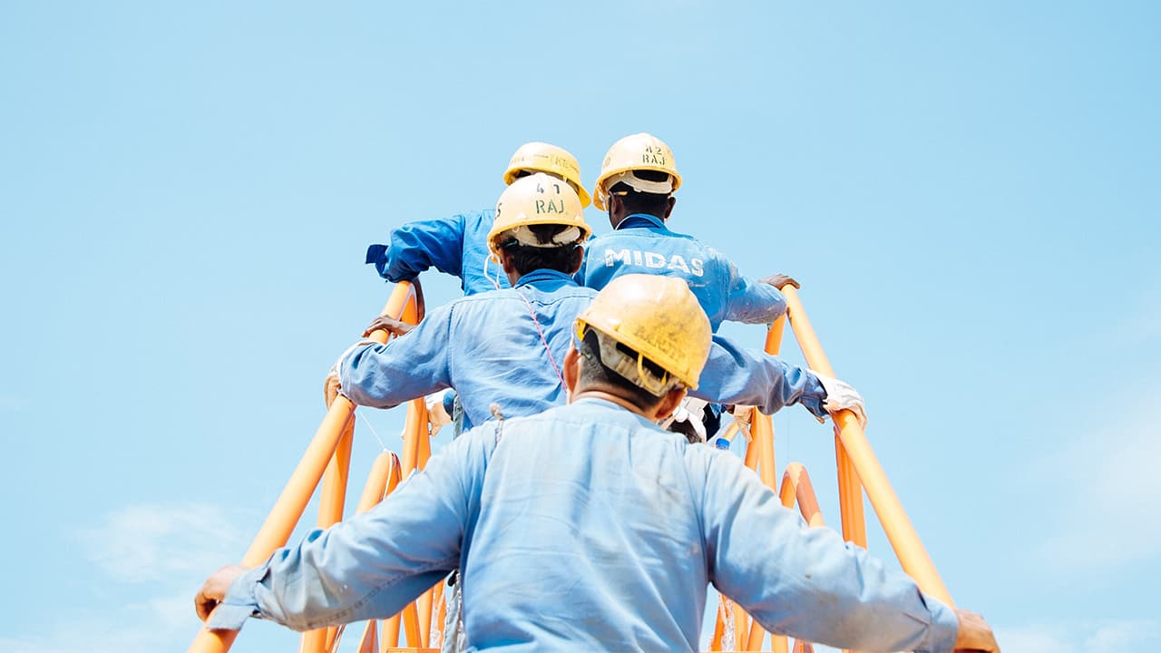 6 Ways to Enhance an Engagement of Deskless Workers Using Digital Signage